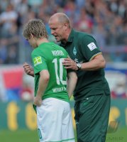 FUSSBALL  DFB Pokal 1. Hauptrunde 2011: Trainer Thomas Schaaf (SV Werder Bremen)  und Mehmet Ekici (SV Werder Bremen)