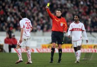 Fussball 1. Bundesliga : Christian Traesch (li., VfB Stuttgart) bekommt von Schiri Thorsten Kinhoefer die GELBE KARTE gezeigt, Cacau (re, VfB Stuttgart)