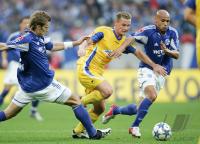 Fussball 1. Bundesliga: Schalke - Duisburg, Zweikampf
