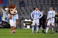 2. Fussball Bundesliga: (v. li.) Enttaeuschung bei 1860 Muenchen, Maskottchen mit Antonio Rukavina, Benjamin Lauth