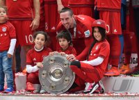 Fussball, 1. Bundesliga  Saison 13/14: Jubel FC Bayern Muenchen mit Schale