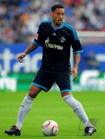 Fussball 1. Bundesliga  Saison 2010/2011: Schalke 04, JONES am Ball
