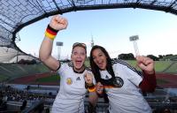 FUSSBALL WM 2010, Public Viewing im Olympiastadion MuenchenFUSSBALL WM 2010, VORRUNDE: Deutschland - Serbien