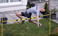 Leichtathletik: Hochspringer Lukas Gaertner (TV Rottenburg) trainiert im eigenen Garten