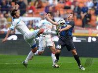 FUSSBALL SERIE A:  Legrottaglie Nicola (li, Catania) gegen Antonio Cassano (Inter Mailand)