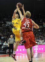 Basketball 1. Bundesliga 2011/2012:  Marko Simonovic (li, Alba Berlin) gegen Jan HENDRIK JAGLA (FC Bayern Muenchen)