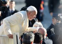 Rom Generalaudienz;  Papst Franziskus I. mit einer Geburtstagstorte