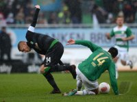 Fussball 1. Bundesliga : Aaron Hunt (li, SV Werder Bremen)   gegen Edgar Prib (Greuther Fuerth)