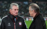 Fussball CHL  Saison 2011/2012:  Trainer Jupp Heynckes  (li, FC Bayern Muenchen) im Interview mit Trainer Ottmar HITZFELD (Schweiz)