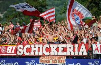 Fussball 1. Bundesliga Saison   2011/2012 :  Schickeria Fans mit einem Banner