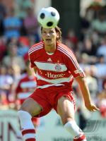 Fussball 1. Bundesliga: FC Bayern Muenchen,  VAN BUYTEN am Ball