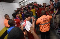 FUSSBALL WM 2014, Gruppenphase: Chile Fans stuermen das Maracana