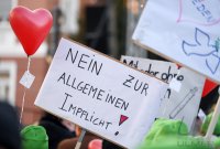 Kundgebung im Tuebinger Anlagenpark: 1200 Menschen demonstrierten gegen die einrichtungsbezogene Impfpflicht