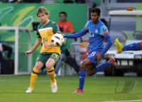 Fussball AFC Asian Cup 2011:  Brett Holman (li., Australien) gegen Steven Dias (re, Indien)