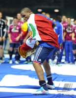 Fussball: DFB Pokal Finale:  Jubel mit POKAL Jefferson Farfan (FC Schalke 04)