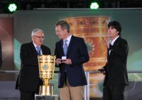 Fussball: DFB Pokal Finale:  (v. li.) Dr. Theo Zwanziger, Bundespraesident Christian Wulff und Trainer Joachim LOEW (Deutschland)