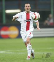Fussball CHL Mailand-Rangers; Ricksen am Ball