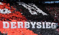 Fussball 1. Bundesliga : Nuernberg Fankurve mit einem Banner DERBYSIEG