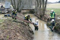 UNFALL auf der L 385 Ofterdingen - Dettingen: Ein LKW kippt Diesel droht in den Katzenbach zu laufen