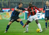 FUSSBALL SERIE A: Dejan Stankovic (li, Inter) gegen Clarence Seedorf (re, AC Mailand)