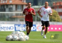 Fussball 1. Bundesliga Saison   2011/2012 : Franck Ribery , Fitnesstrainer  Thomas Wilhelmi (v. li., FC Bayern Muenchen)