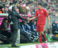 Fussball 1. Bundesliga, Saison 2011/2012:  Trainer Jupp Heynckes  (li.) wechselt Mario Gomez (FC Bayern Muenchen) aus