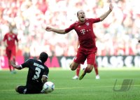 Fussball 1. Bundesliga, Saison 2011/2012:  Michael Mancienne (li, Hamburger SV) gegen Arjen Robben (re, FC Bayern Muenchen)