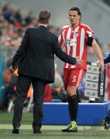 Fussball CHL  Saison 2010/2011: Daniel van Buyten wird von Trainer Louis van Gaal (FC Bayern Muenchen) ausgewechselt