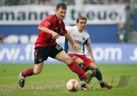 Fussball 1. Bundesliga: Hamburg - Leverkusen, Zweikampf