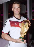FUSSBALL WM 2014, FINALE: Torwart Manuel Neuer (Deutschland) mit WM Pokal