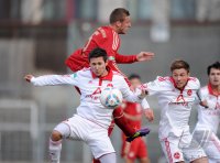 Fussball Regionalliga Sued 2011/2012:  Andreas Moenius (li, 1. FC Nuernberg II) gegen David Vrzogic (FC Bayern II)