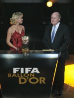 Fussball International  FIFA Ballon d Or 2011:  Saengerin  Shakira (Kolumbien) und FIFA Praesident  Blatter (Schweiz)