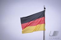 Schmuckbild: Tag der Deutschen Einheit, die Deutsche Nationalfahne weht auf dem Hirrlinger Schloss