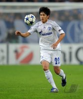 Fussball: Champions League, Saison 2010/2011: Schalke - Lissabon, UCHIDA am Ball