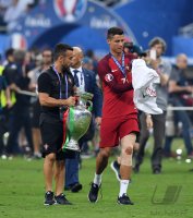 Fussball Europameisterschaft 2016 Finale: JUBEL Cristiano Ronaldo (Portugal) mit Pokal