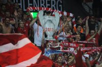 Fussball CHL  Saison 2011/2012: JUBEL  FC Bayern Muenchen FANS mit pokal