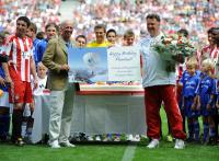 1. Fussball Bundesliga: Willy Bogner gratuliert zum Geburtstsag Trainer Louis van Gaal (v. li., FC Bayern Muenchen)