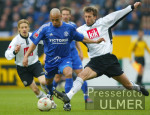 Fussball 1. Bundesliga: Schalke - Bielefeld,  Zweikampf