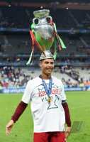 Fussball Europameisterschaft 2016 Finale: JUBEL Cristiano Ronaldo (Portugal) mit Pokal