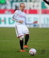 Fussball: 1. Bundesliga Saison 2010/2011: Bayern Muenchen, ROBBEN am Ball