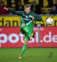 Fussball: 1. Bundesliga Saison 2010/2011: Werder, THY Einzelaktion am Ball