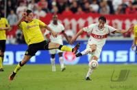 Fussball 1. Bundesliga : Robert Lewandowski (li, Borussia Dortmund) gegen Christian Traesch (re, VfB Stuttgart)
