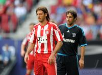 Fussball Supercup:Martin Demichelis (li, FC Bayern Muenchen) gegen Raul (re, FC Schalke 04)