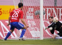 Fussball 3. Bundesliga : TOR zum 1:0 von Abdenour Amachaibou  (li, Unterhaching) gegen Carsten Nulle (re, FC Carl Zeiss Jena)