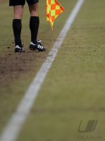 Fussball 1. Bundesliga, Saison 2011/2012:  Linienrichter mit Fahne an der Linie