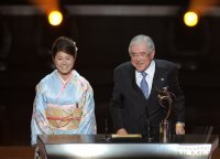 Fussball International  FIFA Ballon d Or 2011:  Junji Ogura (Verbandspraesident Japan) und Homare Sawa (Japan)