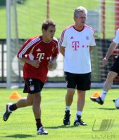 Fussball 1. Bundesliga: Trainer Jupp Heynckes , Rafinha (v. re., FC Bayern Muenchen)