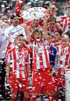 Fussball 1. Bundesliga : Jubel mit Meisterschale Diego Contento, Holger Badstuber (v. li., FCB)