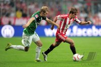 Fussball 1. Bundesliga  Saison 2010/2011: Aaron Hunt (li, SV Werder Bremen)   gegen Philipp Lahm (re, FC Bayern Muenchen)