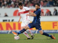 Fussball 1. Bundesliga : Zdravko Kuzmanovic (li, VfB Stuttgart) gegen Oemer Toprak (re, SC Freiburg)